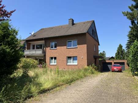 Ansicht mit Garagen - Zweifamilienhaus in 44289 Dortmund mit 205m² kaufen
