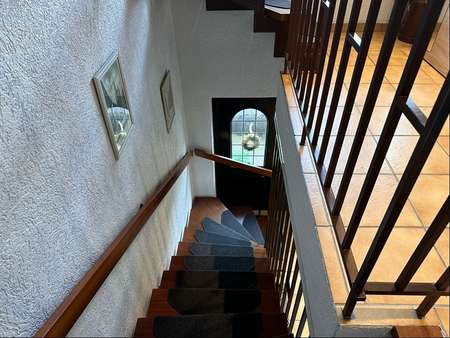 Treppe zum OG - Zweifamilienhaus in 58091 Hagen mit 216m² kaufen