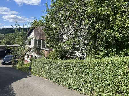 Seitenansicht mit Zufahrt Seitenansicht mit Zufahrt - Doppelhaushälfte in 58507 Lüdenscheid mit 135m² kaufen