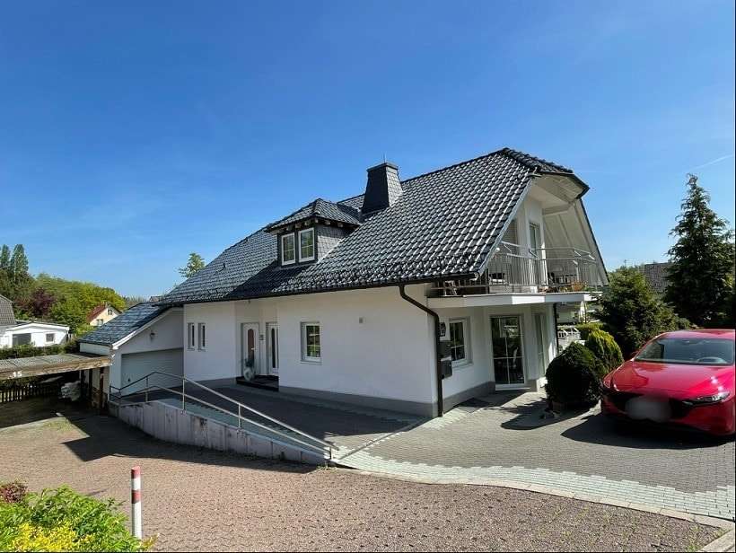 Straßenansicht Bild 1 - Einfamilienhaus in 58675 Hemer mit 309m² kaufen