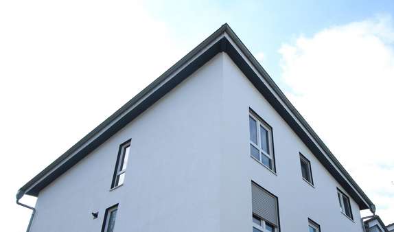 ANSICHT AUS DEM EINFAHRTSBEREICH - Dachgeschosswohnung in 58456 Witten mit 93m² kaufen
