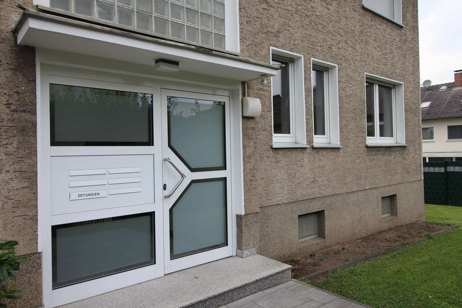 HAUSEINGANG, BLICK AUF DIE WOHNUNG HAUSEINGANG, BLICK AUF DIE WOHNUNG - Erdgeschosswohnung in 58454 Witten mit 60m² kaufen