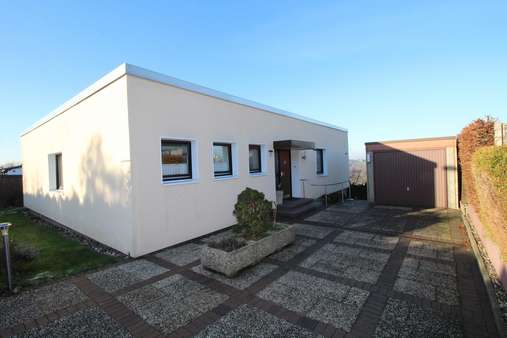 VORDERANSICHT EINFAHRT STELLPLÄTZE GARAGE - Bungalow in 58456 Witten mit 150m² günstig kaufen