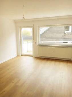 Wohnzimmer AUS LEERSTAND VOR NEUVERMIETUNG 20 - Etagenwohnung in 44892 Bochum mit 71m² kaufen