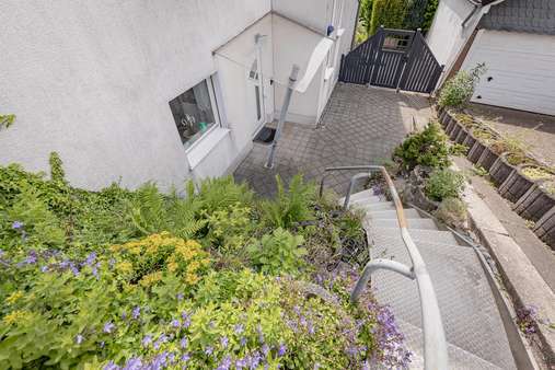 Blick zum Hauseingang Gartengeschoss - Doppelhaushälfte in 58256 Ennepetal mit 238m² kaufen