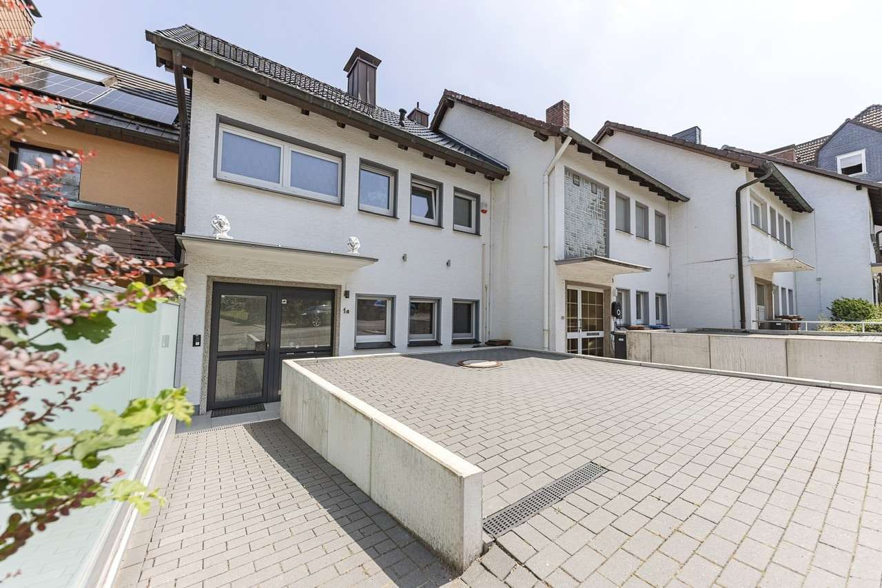 Außenansicht mit Stellplätzen - Reihenmittelhaus in 58285 Gevelsberg mit 135m² kaufen