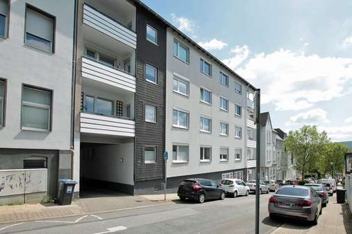 Ansicht Front, Zufahrt Garagen - Etagenwohnung in 58300 Wetter mit 66m² kaufen