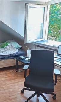 Schlafzimmer - Dachgeschosswohnung in 45147 Essen mit 60m² günstig kaufen