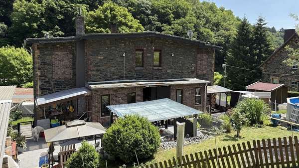 Hausrückseite mit Wiese und Terrasse Hausrückseite mit Wiese und Terrasse - Einfamilienhaus in 58791 Werdohl mit 121m² kaufen