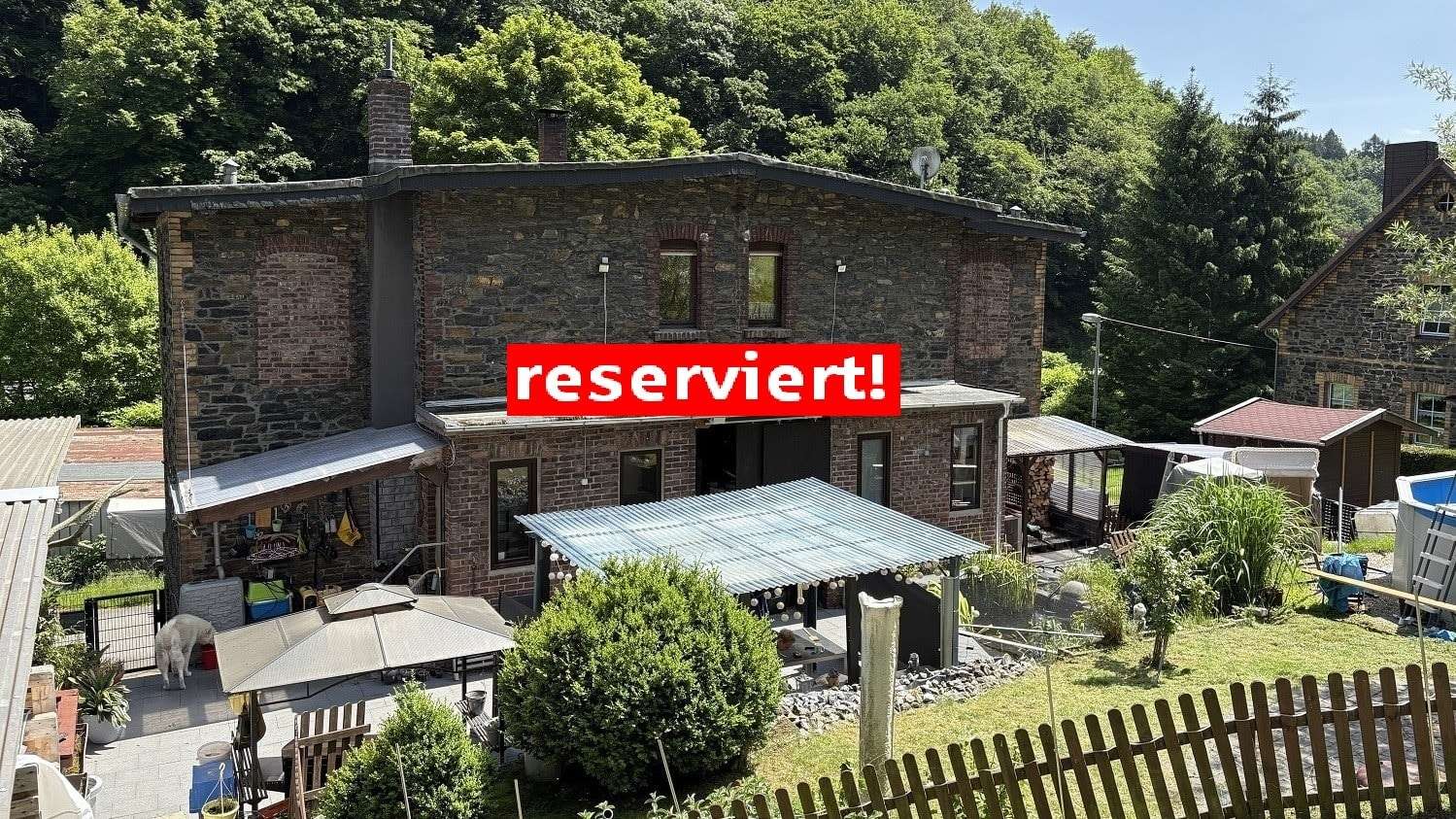 Hausrückseite mit  Wiese und Terrasse - Einfamilienhaus in 58791 Werdohl mit 121m² kaufen