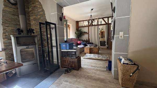 Wohnzimmer mit Kaminofen Wohnzimmer mit Kaminofen - Einfamilienhaus in 58791 Werdohl mit 121m² kaufen