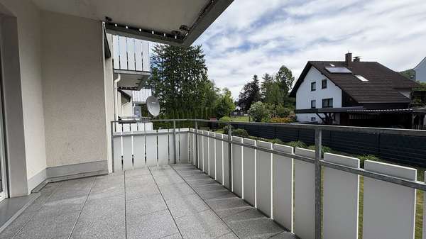 Balkon mit Blick zu den Nachbarhäusern Balkon mit Blick zu den Nachbarhäusern - Etagenwohnung in 58840 Plettenberg mit 79m² kaufen