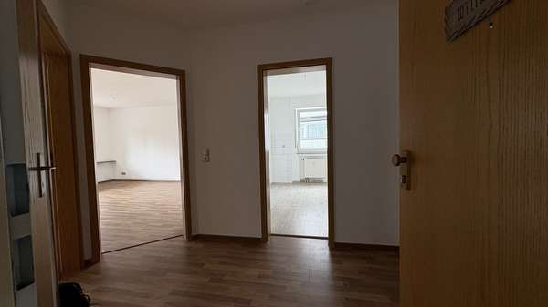 Wohnungsflur mit Blick in Küche und Wohnzimmer Wohnungsflur mit Blick in Küche und Wohnzimmer - Etagenwohnung in 58840 Plettenberg mit 79m² kaufen