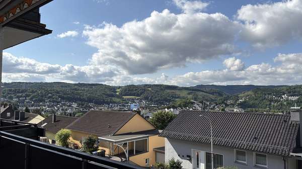 Blick vom Balkon über Werdohl - Etagenwohnung in 58791 Werdohl mit 98m² kaufen