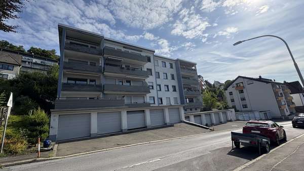 Hausansicht mit Garagen - Etagenwohnung in 58791 Werdohl mit 98m² kaufen