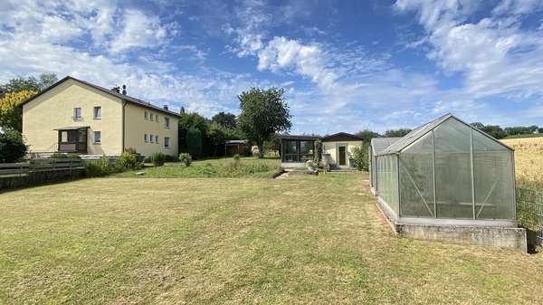 Gartenhaus mit Gewächshaus - Zweifamilienhaus in 58809 Neuenrade mit 286m² günstig kaufen