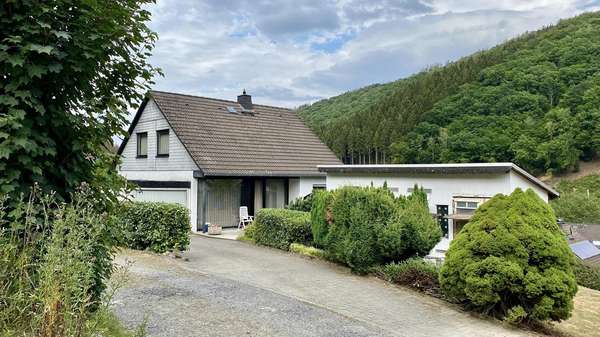 Hausansicht - Einfamilienhaus in 58840 Plettenberg mit 137m² günstig kaufen