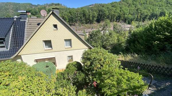 Hausansicht - Doppelhaushälfte in 58762 Altena mit 125m² günstig kaufen