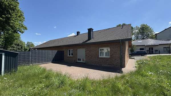 Hausansicht - Doppelhaushälfte in 58809 Neuenrade mit 87m² kaufen