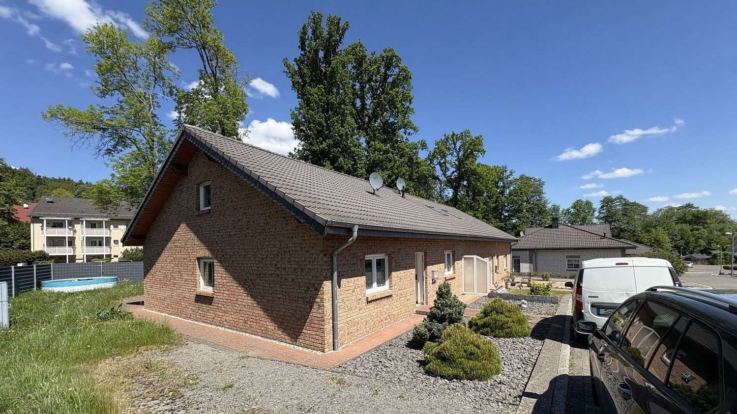 Hausansicht von der Straße aus - Doppelhaushälfte in 58809 Neuenrade mit 87m² kaufen