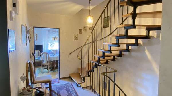 Diele und Treppenhaus im Erdgeschoss - Reihenmittelhaus in 58762 Altena mit 135m² günstig kaufen