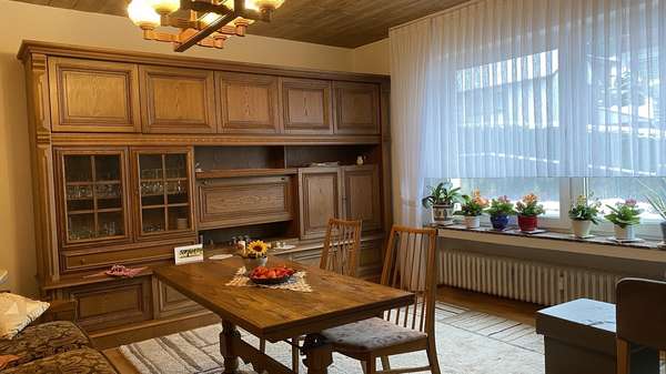 Wohnzimmer im Erdgeschoss - Doppelhaushälfte in 58840 Plettenberg mit 146m² günstig kaufen