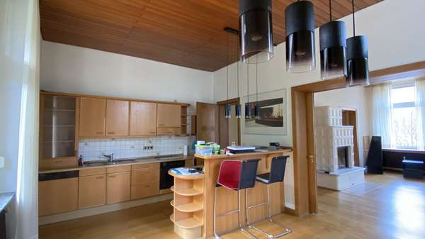 Küche mit Blick ins Wohnzimmer - Erdgeschosswohnung in 58762 Altena mit 149m² günstig kaufen