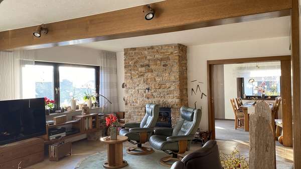 Kamin im Wohnzimmer mit Blick ins Esszimmer - Einfamilienhaus in 58762 Altena mit 188m² günstig kaufen