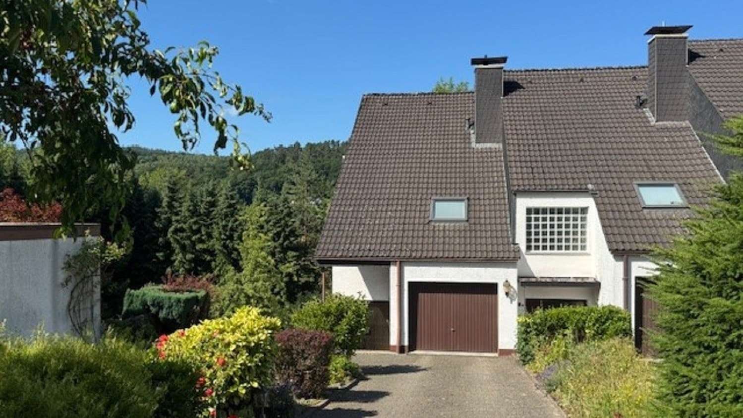 Hausansicht Straßenseite Hausansicht Straßenseite - Reihenendhaus in 58644 Iserlohn mit 122m² kaufen