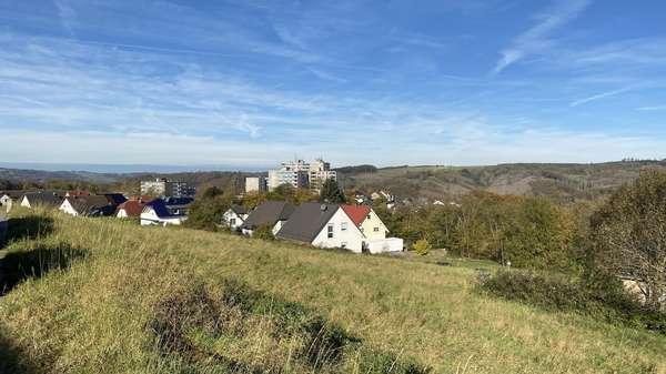 Blick auf den Fliederweg - Grundstück in 58762 Altena mit 476m² kaufen