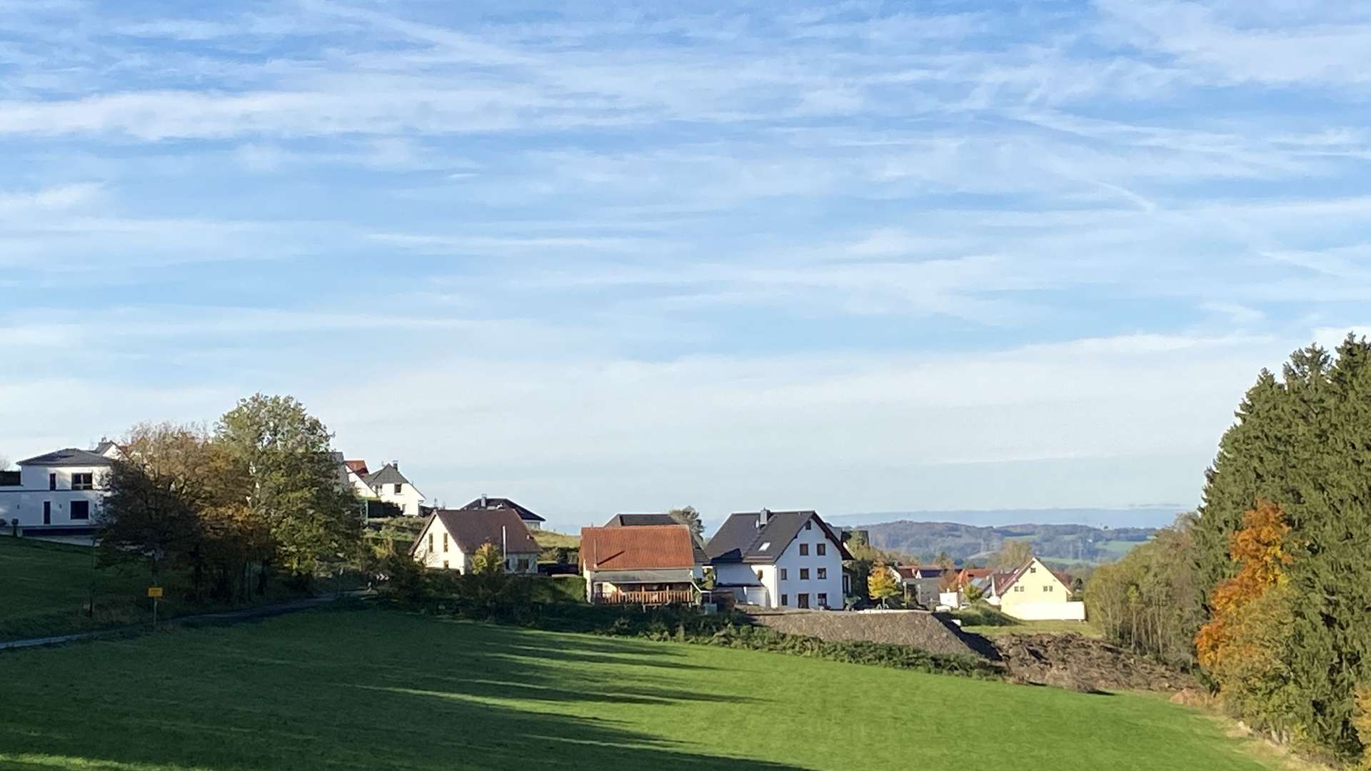 Blick auf das Baugebiet - Grundstück in 58762 Altena mit 625m² günstig kaufen