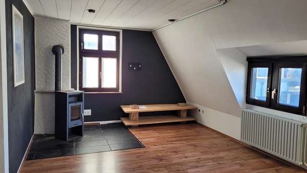 Wohn-Esszimmer mit Kamin - Dachgeschosswohnung in 58511 Lüdenscheid mit 104m² kaufen