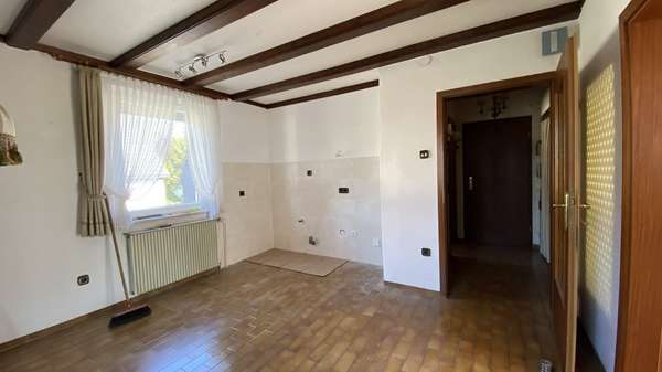 Küche EG mit Blick in den Flur - Doppelhaushälfte in 58840 Plettenberg mit 110m² kaufen