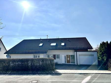 Ansicht Straße - Einfamilienhaus in 57223 Kreuztal mit 310m² kaufen