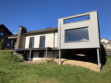 Gartenansicht mit modernem Anbau - Einfamilienhaus in 57250 Netphen mit 159m² günstig kaufen