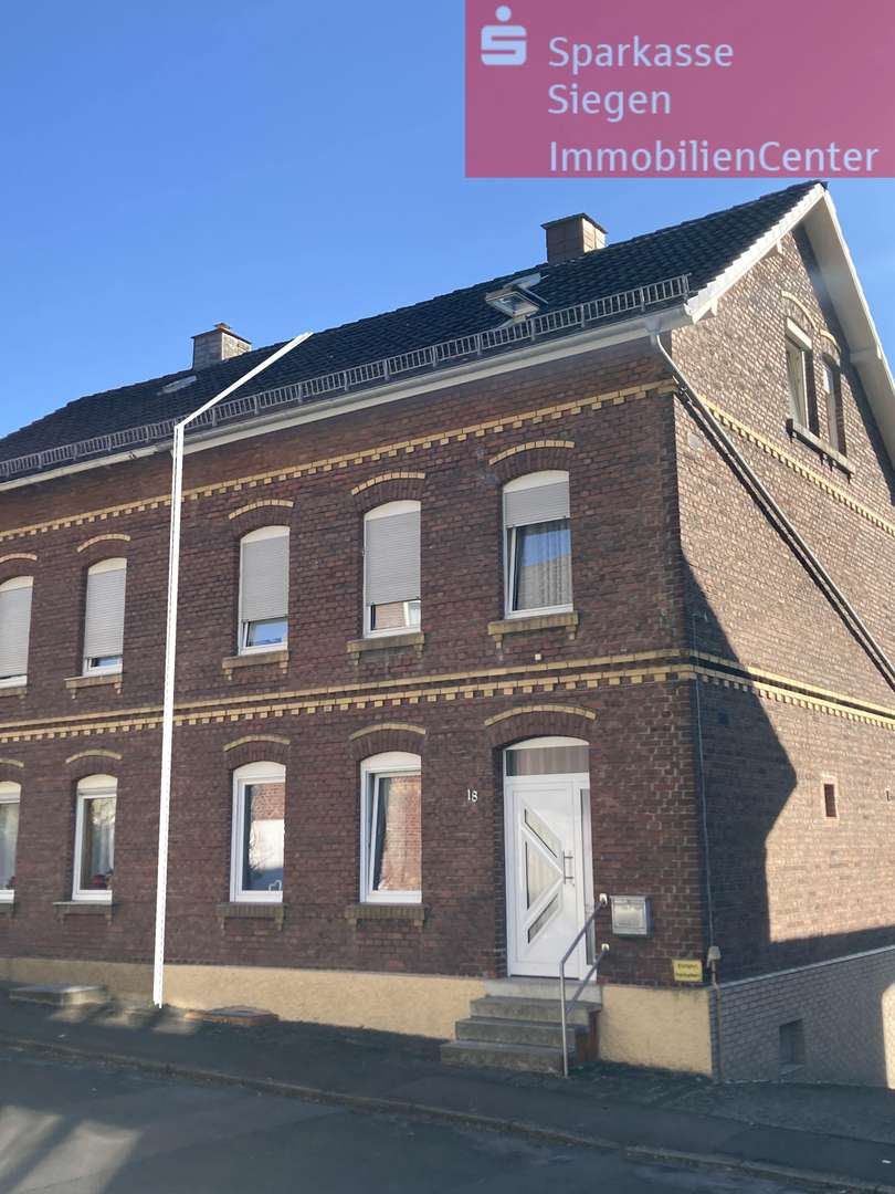 Straßenansicht - Doppelhaushälfte in 57080 Siegen mit 124m² kaufen