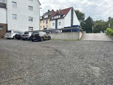 Parkplatz unten/Einfahrt Parkplatz unten/Einfahrt - Mehrfamilienhaus in 57072 Siegen mit 624m² kaufen