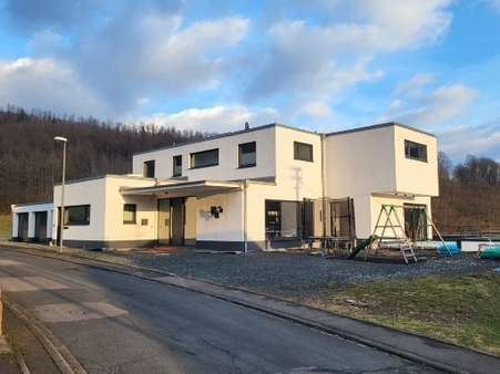 Straßenansicht - Einfamilienhaus in 57250 Netphen mit 279m² kaufen