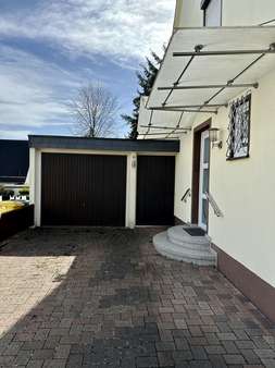 Garage und überdachter Hauseingang - Doppelhaushälfte in 57223 Kreuztal mit 109m² kaufen