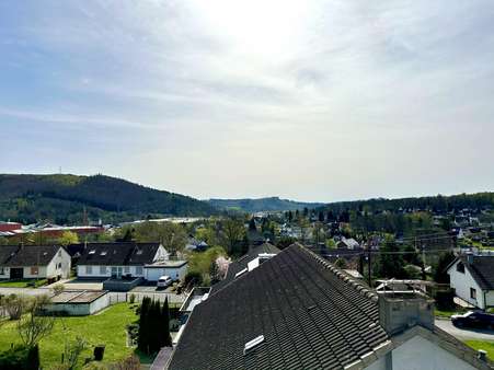 Blick über Dahlbruch - Zweifamilienhaus in 57271 Hilchenbach mit 274m² kaufen