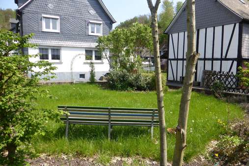 Garten seitlich vom Haus - Einfamilienhaus in 57258 Freudenberg mit 133m² kaufen