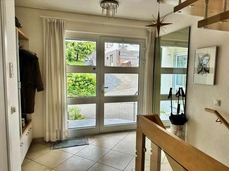 Eingangsbereich im Erdgeschoss - Zweifamilienhaus in 57271 Hilchenbach mit 153m² kaufen
