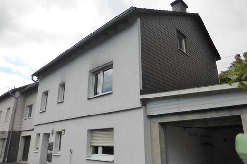 Seitliche Ansicht - Zweifamilienhaus in 57258 Freudenberg mit 159m² kaufen