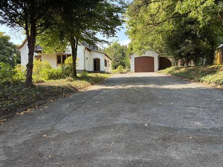 Einfahrt Einfahrt - Villa in 57078 Siegen mit 226m² kaufen