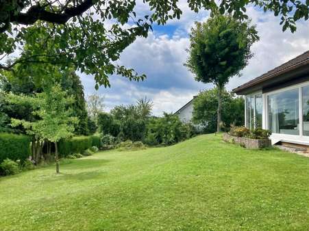 Blick durch den Garten Blick durch den Garten - Einfamilienhaus in 57258 Freudenberg mit 180m² kaufen