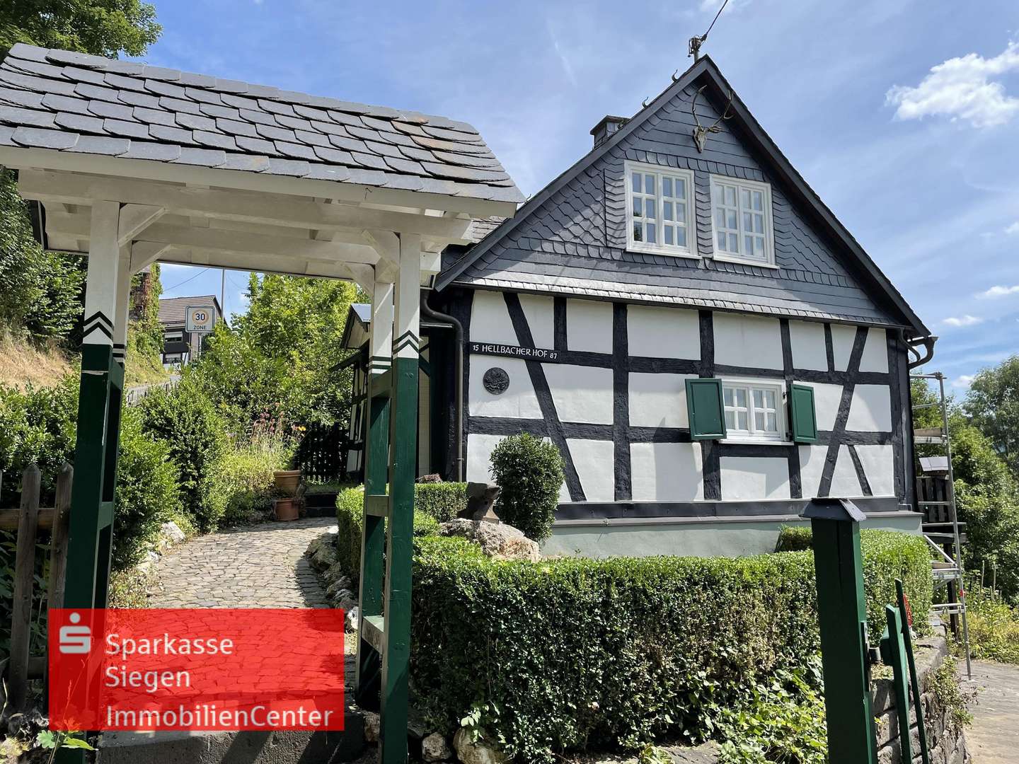 Hausansicht mit Zugang - Einfamilienhaus in 57548 Kirchen mit 122m² kaufen