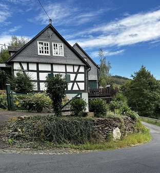 Straßenansicht - Einfamilienhaus in 57548 Kirchen mit 122m² kaufen