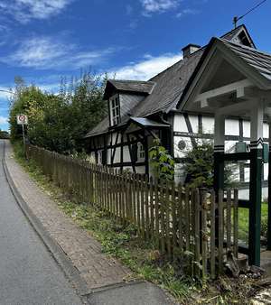 Straßenansicht - Einfamilienhaus in 57548 Kirchen mit 122m² kaufen