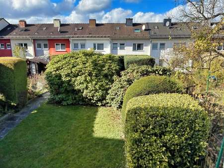 Blick vom Balkon auf den vorderen Garten Blick vom Balkon auf den vorderen Garten - Reihenmittelhaus in 57074 Siegen mit 115m² kaufen