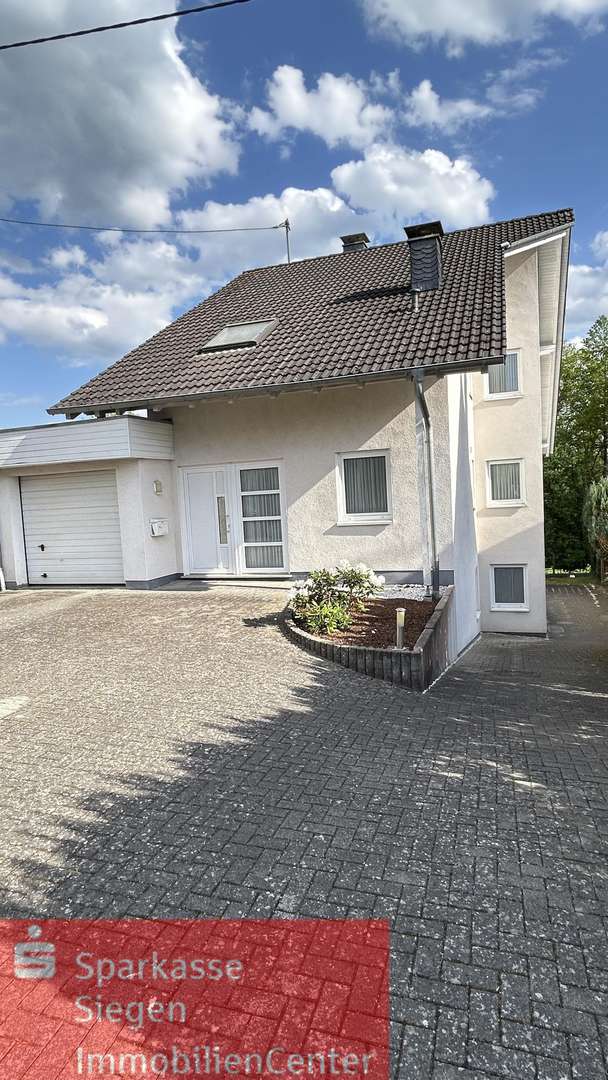 Hausansicht mit Garage - Einfamilienhaus in 57074 Siegen mit 196m² kaufen